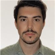 Maestro de educación primaria imparte clases a niños entre 3 y 12 años